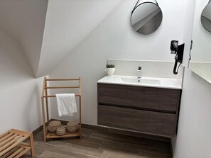 Een douche, een bubbelbad, een haardroger, handdoeken