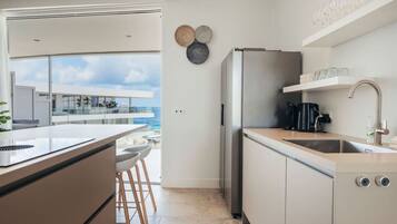 Een koelkast, een microgolfoven, een oven, een kookplaat