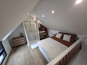 Travel crib, free WiFi, bed sheets