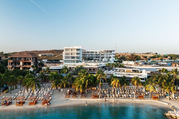 This is the view you dream about—white sand, swaying palms, and Mambo Beach’s vibrant energy just steps from your door. Paradise really does exist.