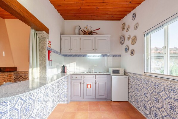 Fridge, microwave, coffee/tea maker, toaster