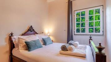 1 slaapkamer, een strijkplank/strijkijzer, internet, beddengoed