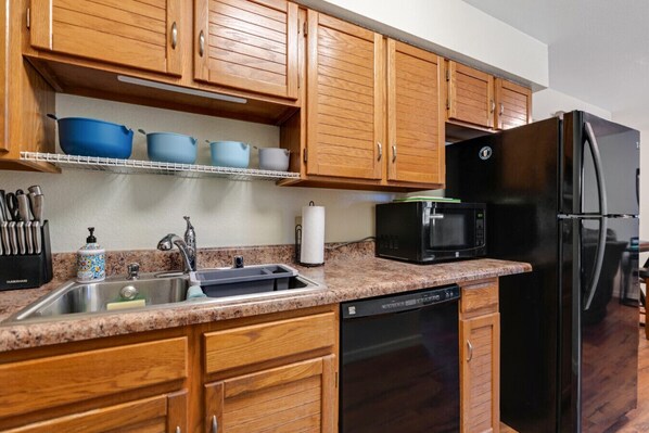 Refrigerador, microondas, horno, placa de cocina