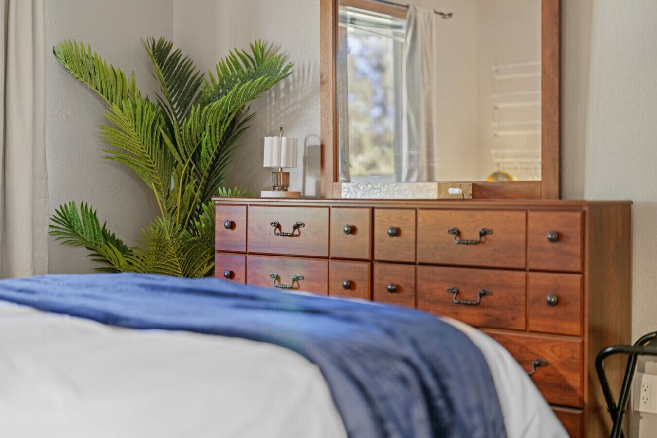 1 habitación, escritorio, tabla de planchar con plancha y cuna de viaje 