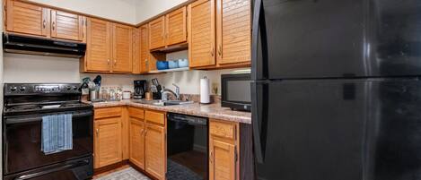 Kylskåp, mikrovågsugn, ugn och spishäll