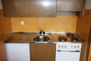 Horno, cafetera y tetera y utensilios de cocina