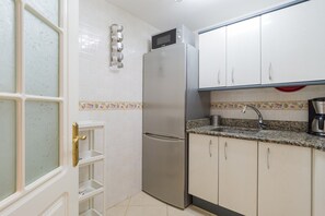 Kjøleskap, mikrobølgeovn, kokeplater og kaffetrakter/tekoker