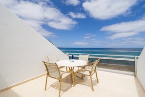 Outdoor dining - House on Playa de Las Canteras with Sea Views (Las Palmas de Gran Canaria)