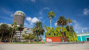 Un edificio alto de forma cilíndrica y un letrero que dice "SANTA PALMA CANARIA".