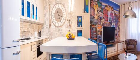 Fridge, oven, stovetop, coffee/tea maker