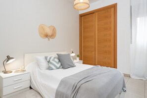 1 habitación, escritorio y cuna de viaje 