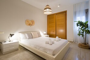 1 Schlafzimmer, Schreibtisch, Reisekinderbett