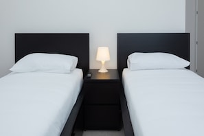 2 室のベッドルーム、アイロン / アイロン台