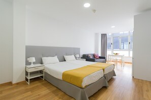 Skrivebord, strykejern/-brett og reiseseng for barn