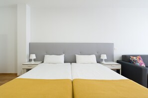 Desk, iron/ironing board, travel cot - Apartment in Las Palmas near Las Canteras Beach (Las Palmas de Gran Canaria)