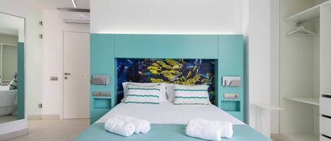 Skrivbord och strykjärn/strykbräda