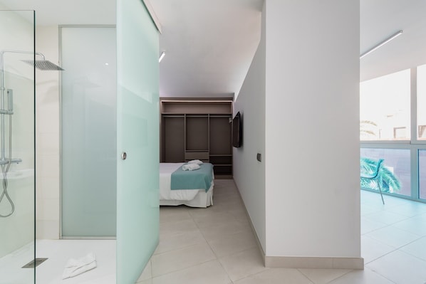 1 chambre, fer et planche à repasser