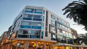 Un edificio moderno con un restaurante en la planta baja.