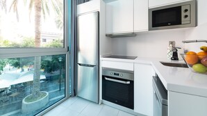 Cafetera y tetera, refrigerador, microondas y horno 