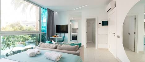 Skrivbord och strykjärn/strykbräda