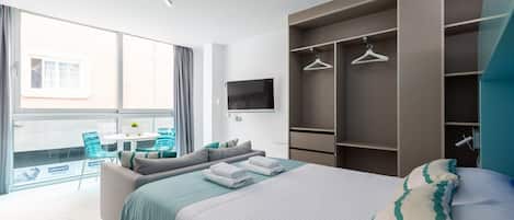 Escritorio y tabla de planchar con plancha