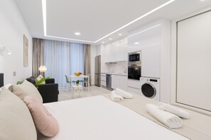 Bureau, fer et planche à repasser