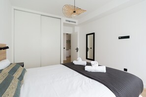 1 Schlafzimmer, Schreibtisch, Bügeleisen/Bügelbrett