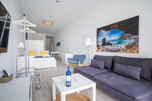 1 Schlafzimmer, Schreibtisch, Bügeleisen/Bügelbrett