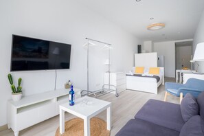 1 habitación, escritorio y tabla de planchar con plancha 