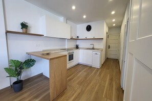 冷蔵庫、電子レンジ、オーブン、コンロ
