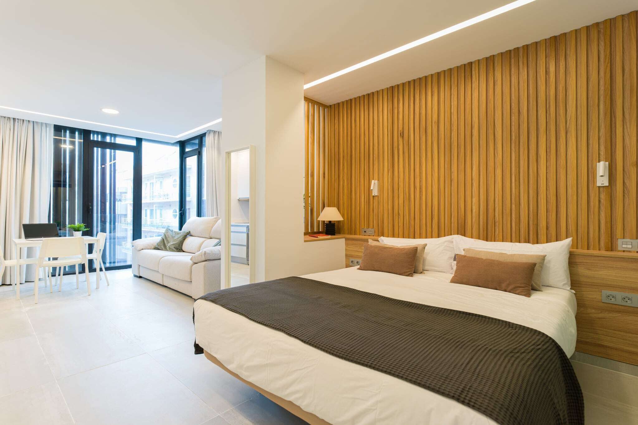 Skrivebord, strykejern/-brett og reiseseng for barn