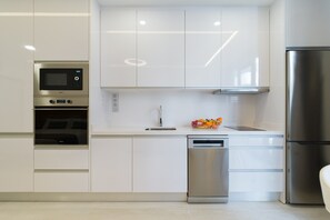 Kühlschrank, Ofen, Herdplatte, Wasserkocher mit Kaffee-/Teezubehör