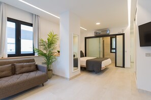 Desk, iron/ironing board - Apartment in Las Palmas by Playa de Las Canteras (Las Palmas de Gran Canaria)