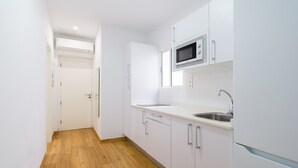 Coffee/tea maker, fridge, microwave, stovetop - Apartment by Las Canteras Beach, Las Palmas (Las Palmas de Gran Canaria)