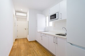 Refrigerador, microondas, placa de cocina, cafetera/tetera