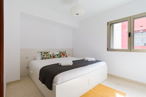 3 camere, una scrivania, ferro/asse da stiro