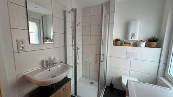 Haartrockner, Handtücher, Seife, Toilettenpapier