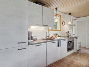 Refrigerador, microondas, lavavajillas y utensilios de cocina