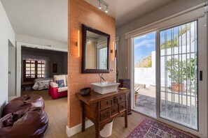 2 bedrooms, iron/ironing board, Internet