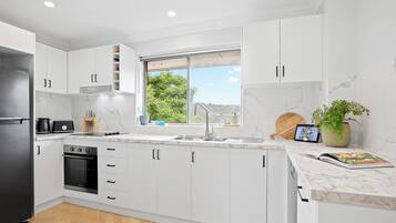 Een oven, een kookplaat, een vaatwasser