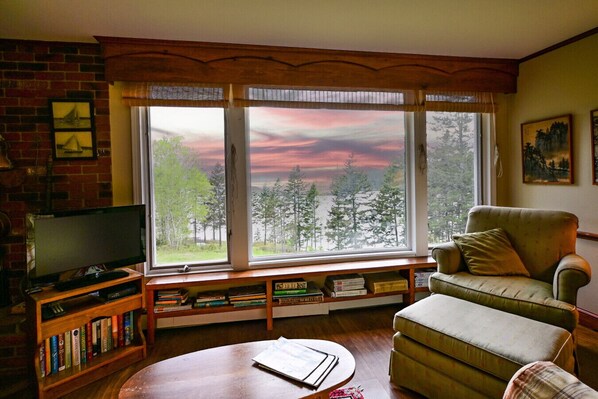 TV - Serene Seaside Getaway (Boothbay Harbor)