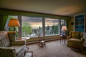 TV - Serene Seaside Getaway (Boothbay Harbor)