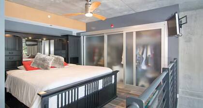 Contemporary Urban Loft in the Heart of DT San Diego with Private Entrance