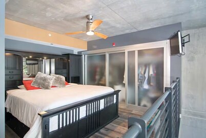 Contemporary Urban Loft in the Heart of DT San Diego with Private Entrance