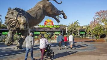Una gran estatua de elefante frente a la entrada del zoológico de San Diego.