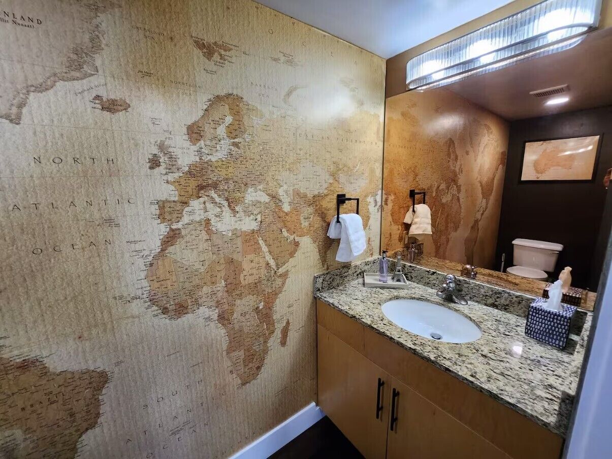 Een douche, een haardroger, handdoeken, zeep