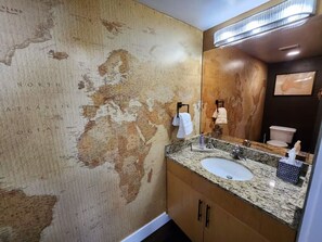 Ducha, secador de pelo, toallas, jabón