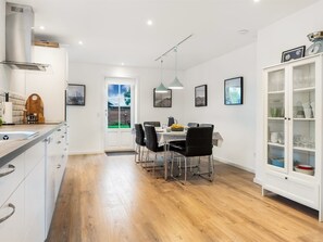 Fridge, microwave, dishwasher, cookware/dishes/utensils