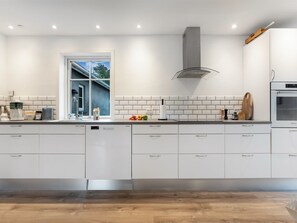Refrigerador, microondas, lavavajillas y utensilios de cocina