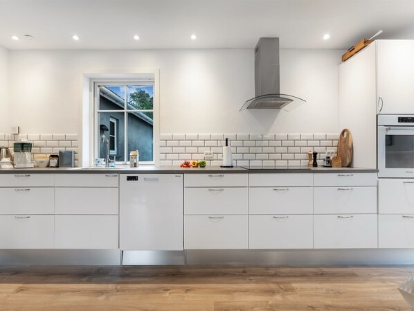 Fridge, microwave, dishwasher, cookware/dishes/utensils